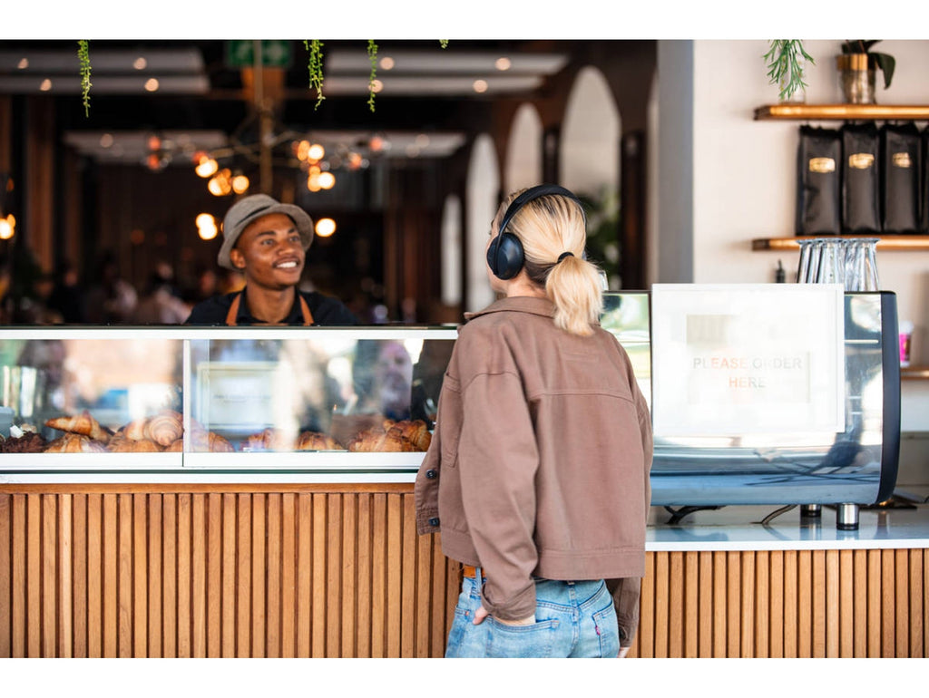 Auriculares Bluetooth BOSE NC 700 (On Ear - Micrófono - Noise Cancelling - Negro)