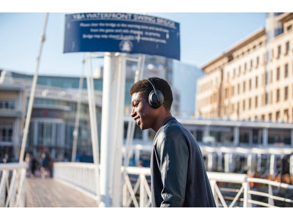 Auriculares Bluetooth BOSE NC 700 (On Ear - Micrófono - Noise Cancelling - Negro)