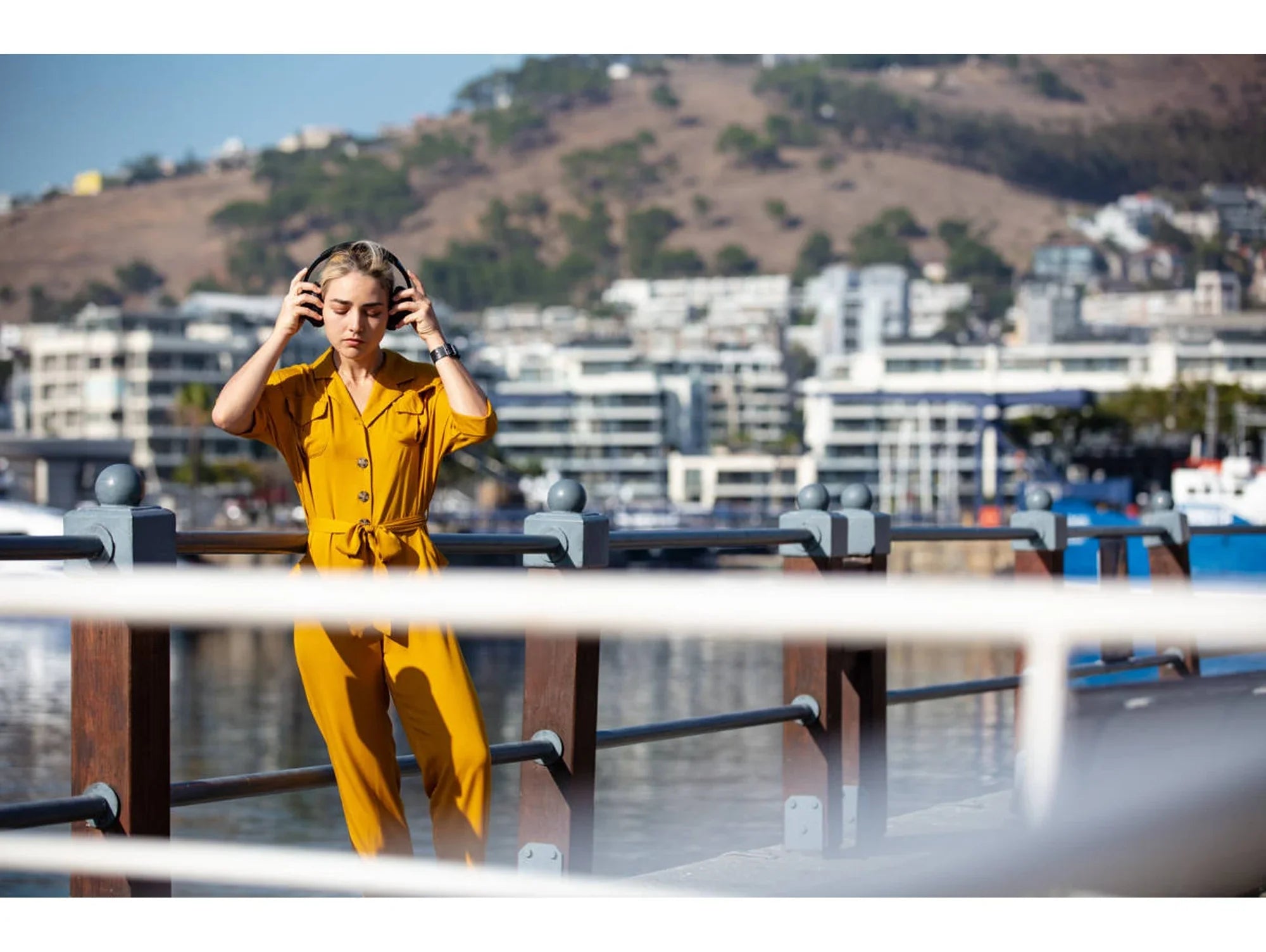 Auriculares Bluetooth BOSE NC 700 (On Ear - Micrófono - Noise Cancelling - Negro)